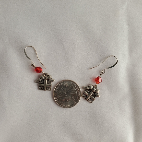 Red Christmas Presents Earrings NEW - Picture 2 of 2